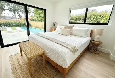 POOL- Sleeps 8- Mins to Calle 8 - SoBe - Brickell Hotels in Little Havana