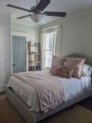 Downtown Victorian Flat Great Location and free Parking