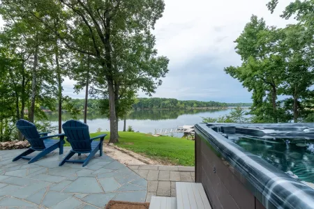 Stunning 180° Lake Views, Kerr Lake Retreat
