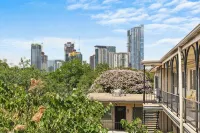 Austin Retro-themed 2-bedroom 2-bath condo near South Congress and Downtown