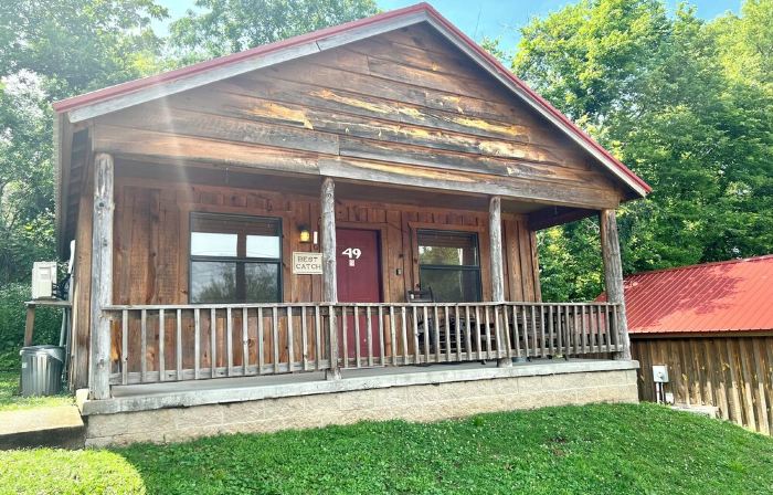 Best Catch #49 Cabin in Town, Walking Distance to the Courthouse Square.