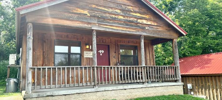 Best Catch #49 Cabin in Town, Walking Distance to the Courthouse Square. Hotels in Stone County