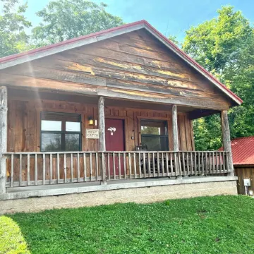 Best Catch #49 Cabin in Town, Walking Distance to the Courthouse Square.