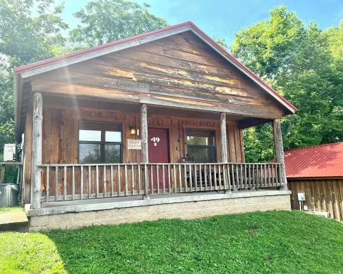 Best Catch #49 Cabin in Town, Walking Distance to the Courthouse Square. Hotels in Stone County