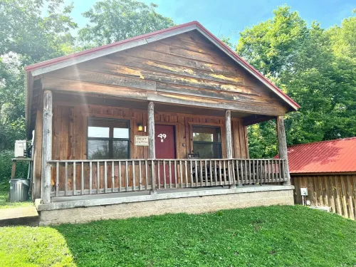 Cabin in town, walking distance to the courthouse square.