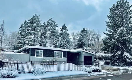 Spacious 5-bedroom house with AC and WiFi near downtown Littleton. Отели рядом с достопримечательностью «Packy Romans Park»