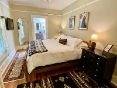 Cozy historic cottage in the woods. 10 minute walk to town Hotels in Tryon