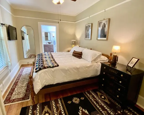 Cozy historic cottage in the woods. 10 minute walk to town Hotels in Tryon