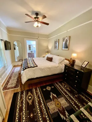 Cozy historic cottage in the woods. 10 minute walk to town