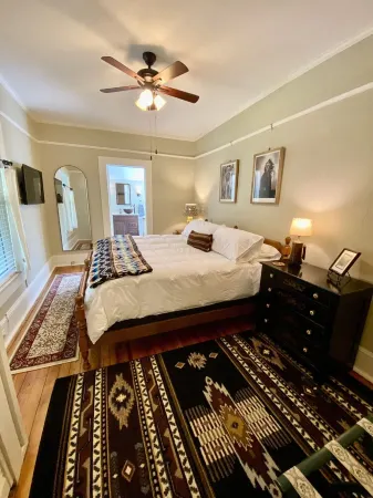 Cozy historic cottage in the woods. 10 minute walk to town Отели в г. Трион