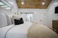 BRAND NEW 1Bed1BATH CABIN SLEEPING 4-5 With HOT-TUB!White Wood