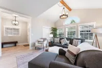 The Modern Manor. A two bedroom, with loft, located in the heart of Puyallup. Hotels in Puyallup