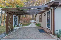 Adventure Lodge - Gameroom, Seagrove Pottery, NC Zoo Hotels in Asheboro