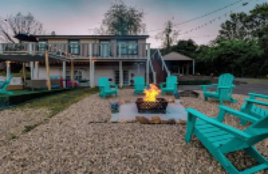 Family friendly mountain view, modern retreat.