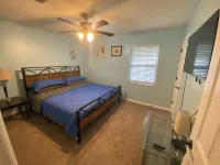 Quiet and comfy 3 bed, 1.5 baths in a quiet neighborhood great for Gator games 大眾超市（獵人十字店）附近的飯店
