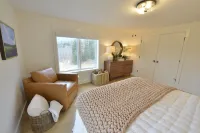 New Modern Farmhouse: 4 Private Acres, 360º Mtn View, Btwn Mtn & Village