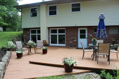 LARGE Guest Suite w/private entrance, deck, and firepit, Sleeps 4, 3 queen beds
