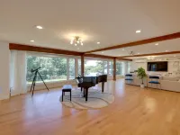 Cape Home w/Oceanview, Roof Deck Pool & Hot Tub Hotels in Wellfleet
