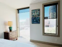 Luxe 6 Floors w Parking! Walk to Museums, Convention Center, Shops & Cafes. - บังกะโล