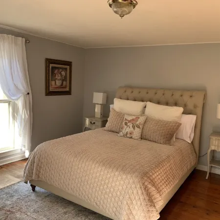 The Manse at Warm Springs - 5 bdrm, pet friendly, 1 mi from Warm Springs Pools
