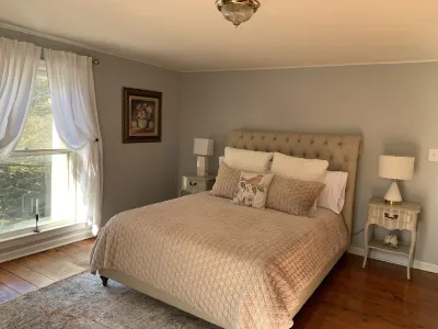 The Manse at Warm Springs - 5 bdrm, pet friendly, 1 mi from Warm Springs Pools