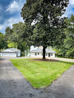 Magnolia at The Shoals: Lakefront Home on Wilson Lake