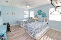 Rare Find, Inlaw suite, Oceanviews, Outside Dining, and Walk to Beach!