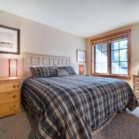 Slope Views, Cozy 2 King Beds, Pinball, Short 5 minute Walk to Everything!