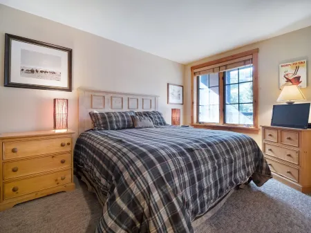Slope Views, Cozy 2 King Beds, Pinball, Short 5 minute Walk to Everything!