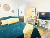 Peaceful Creekside Cottage - quiet, clean and lots of amenities!
