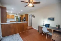 Chic 4-Bed Mid-Century: Arizona Getaway for your family/group