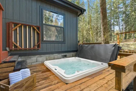 Unforgettable Riverside Experience, Hot Tub, Fire-Pit. 1 Mile to Golf.