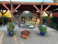 1-bedroom vacation guest cottage minutes from the famous Sonoma square
