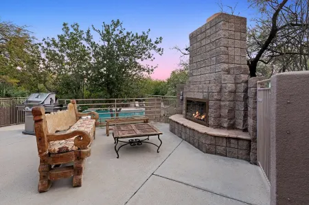 Luxury Ventana Canyon Retreat, Hiking, Pools, Tennis and More!