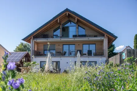 TANTE IDA'S apartment with unique lake and mountain views