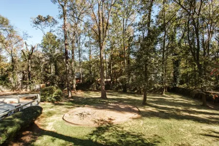 A Spacious Place for Everyone. Sanford Stadium, Downtown and Dining So Close! Отели в г. Атенс