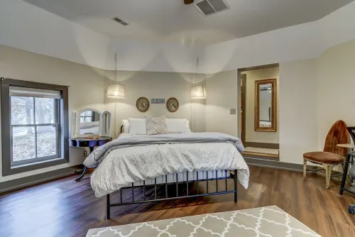 Holly & Matt Suite @ Three Pines Petersburg Hotels in Menard County