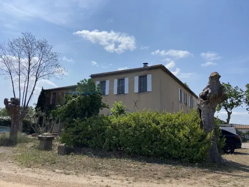 T4 Bord Canal du Midi, Piscine Hotels in Homps