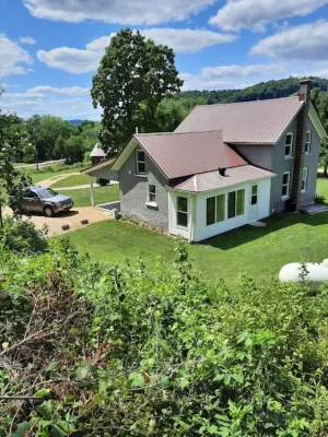 Remodeled country farmhouse, 3 min drive from Mississippi River, Peaceful/Clean. Hotels near Genoa Park