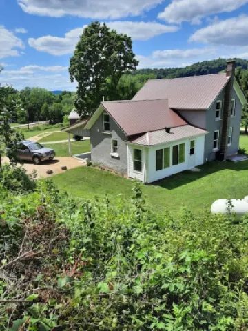 Remodeled country farmhouse, 3 min drive from Mississippi River, Peaceful/Clean.