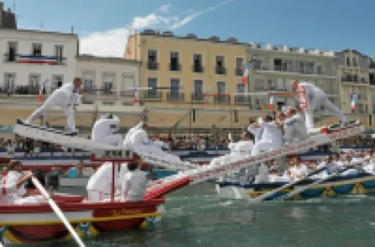 Large apartment on canal 2 steps from downtown Sète