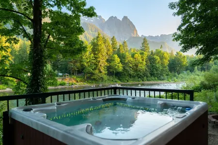 Cozy Riverfront Retreat W/ Hot Tub & Epic Mt Index Views