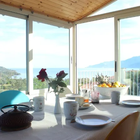 In Furnangina, family villa with sea view, mature garden and swimming pool