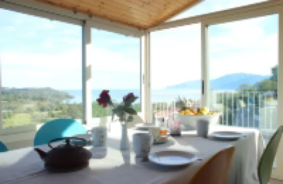 In Furnangina, family villa with sea view, mature garden and swimming pool