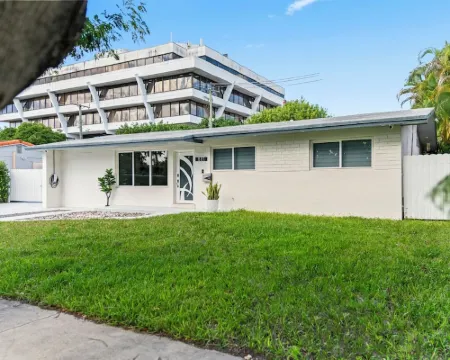 Fun Oasis Getaway/Heated Pool, BBQ, Games & More! Hotels in Hialeah