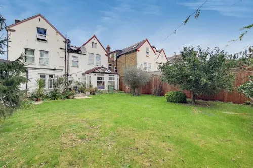 Luxury 3-bedroom House 3 minutes from Tube station