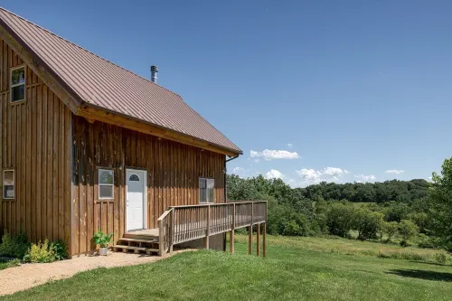 The Rustic Retreat: Elegant cabin with WiFi & AC in an enchanting location!