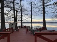Relaxing, Lakefront & Roomy Great for fishing, duck hunting, & family gatherings