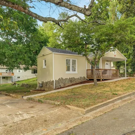 The Bear Den: Rehabbed Home Near the Branson Landing
