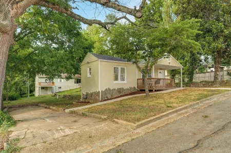 The Bear Den: Rehabbed Home Near the Branson Landing Отели рядом с достопримечательностью «The SKY Deck at Parakeet Pete's Waterfront Zipline»